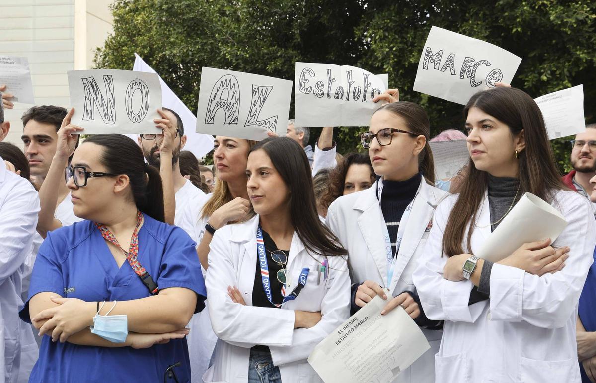 Protesta de los médicos del Hospital de Sant Joan contra el nuevo estatuto laboral