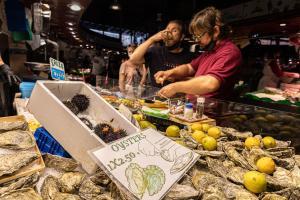 Un puesto del mercado de la Boquería en Barcelona.