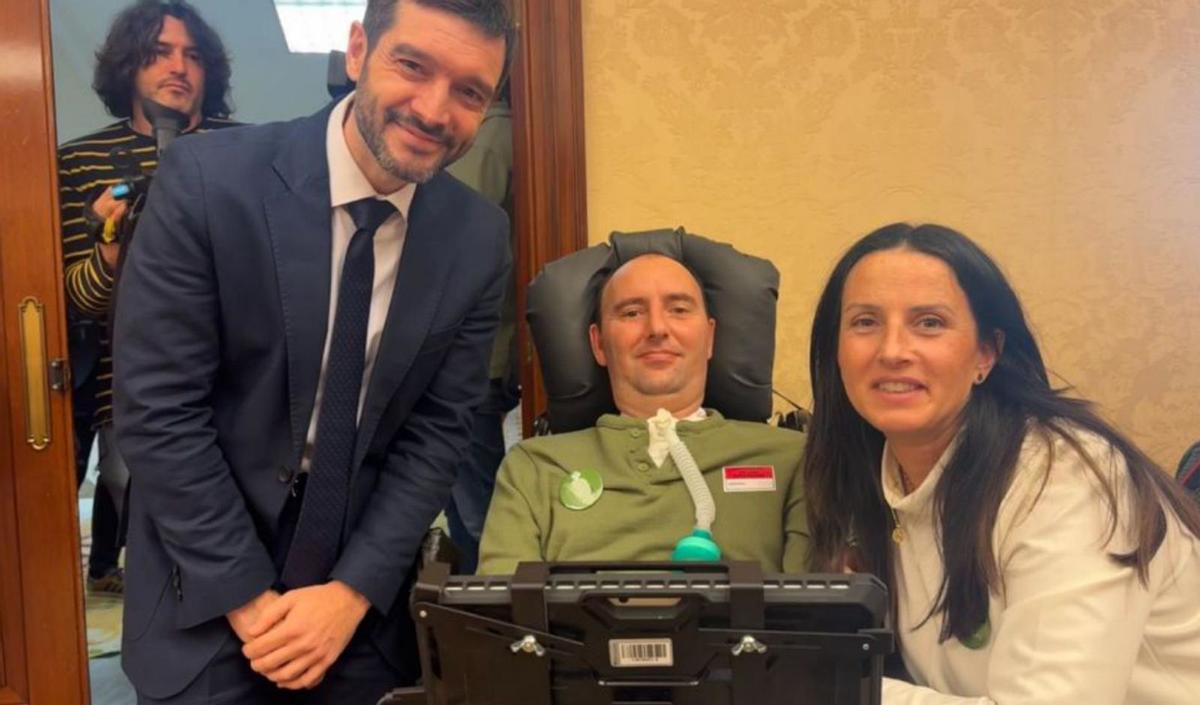 El ministro Pablo Bustinduy, «Capi» y su mujer, Teresa Pérez. 