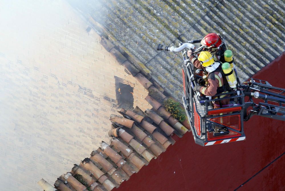 Incendi d''una nau a Sant Feliu de Guíxols prop de la sala Las Vegas.