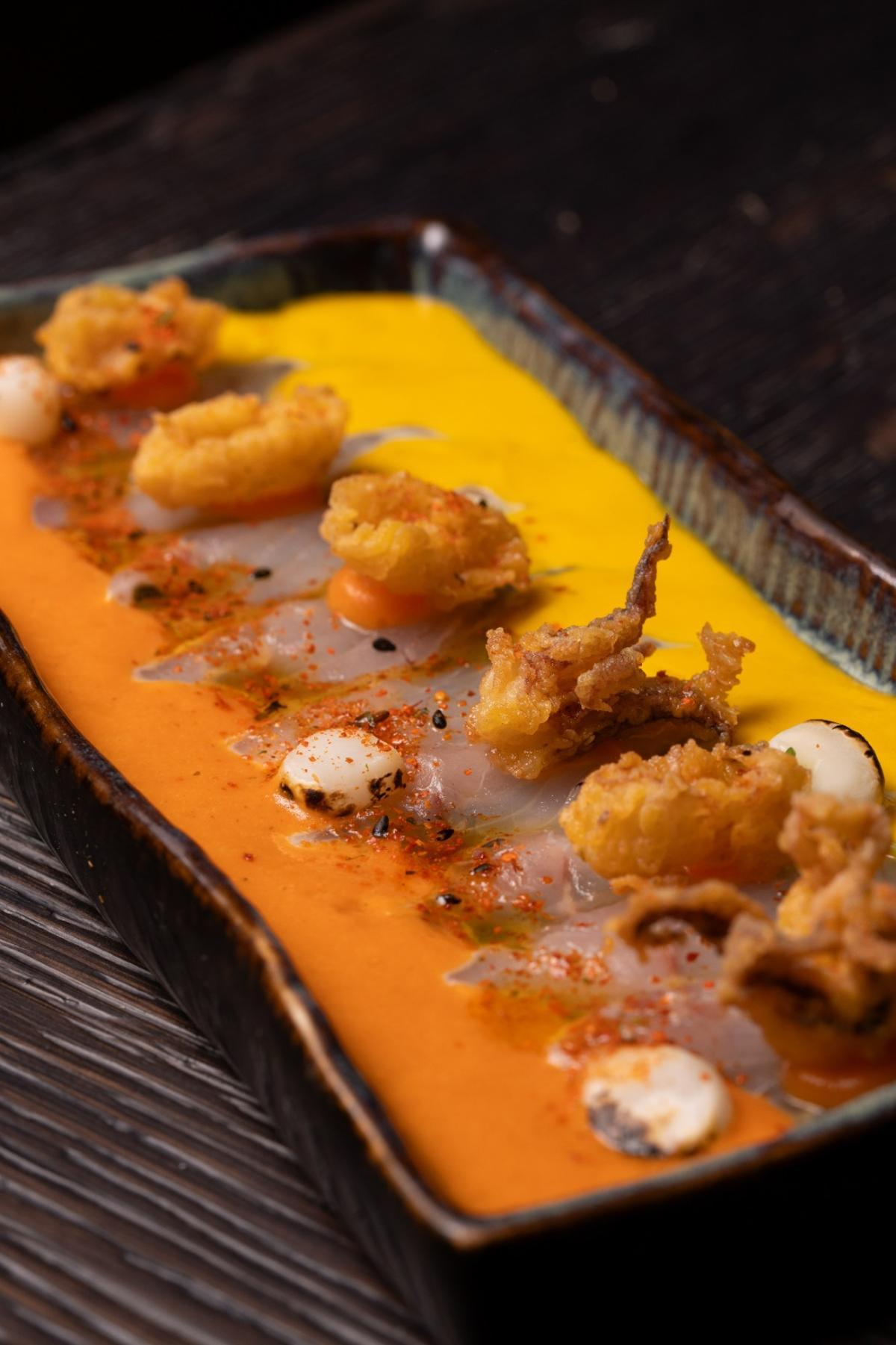 Tiradito bicolor en Acholao, una de las propuestas de Grupo Quispe donde la cocina peruana se cruza con el tapeo y el mundo del pisco.
