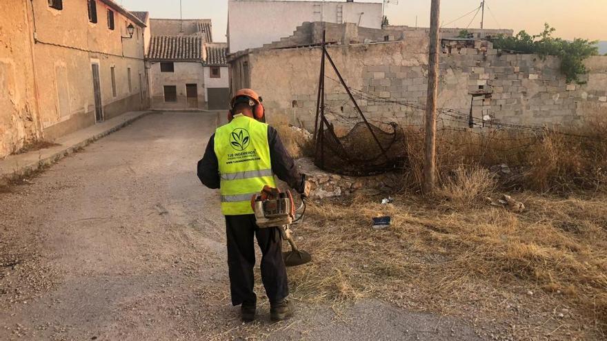 El Ayuntamiento de Caravaca está realizando un plan de limpieza y desbroce en viales