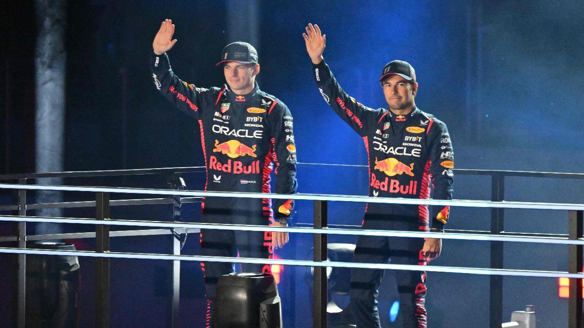 Verstappen y Checo Pérez, durante la ceremonia de presentación en el 'Strip' de Las Vegas