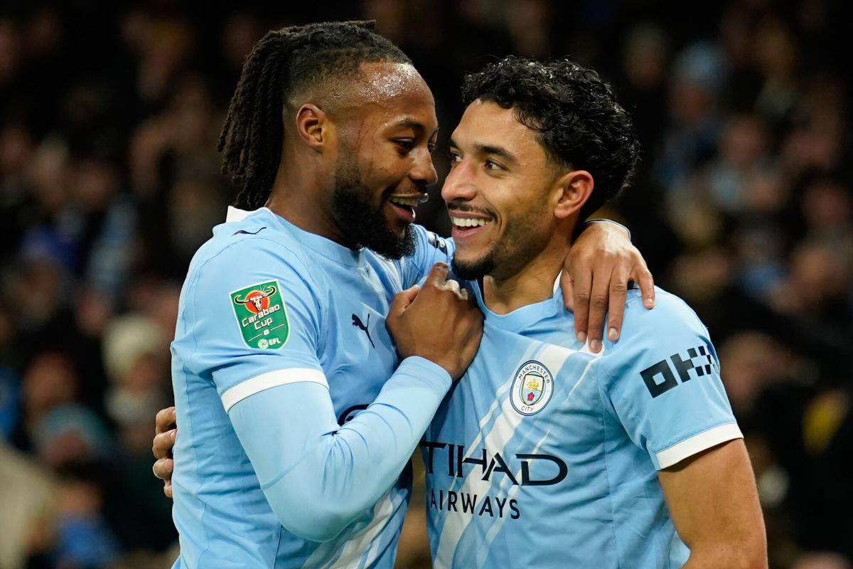 Semenyo (derecha) celebra un gol del City con Marmoush.