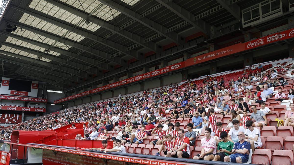 El Ayuntamiento aprueba la reforma de El Molinón con una inversión inicial de dos millones de euros para la cubierta de la tribuna oeste