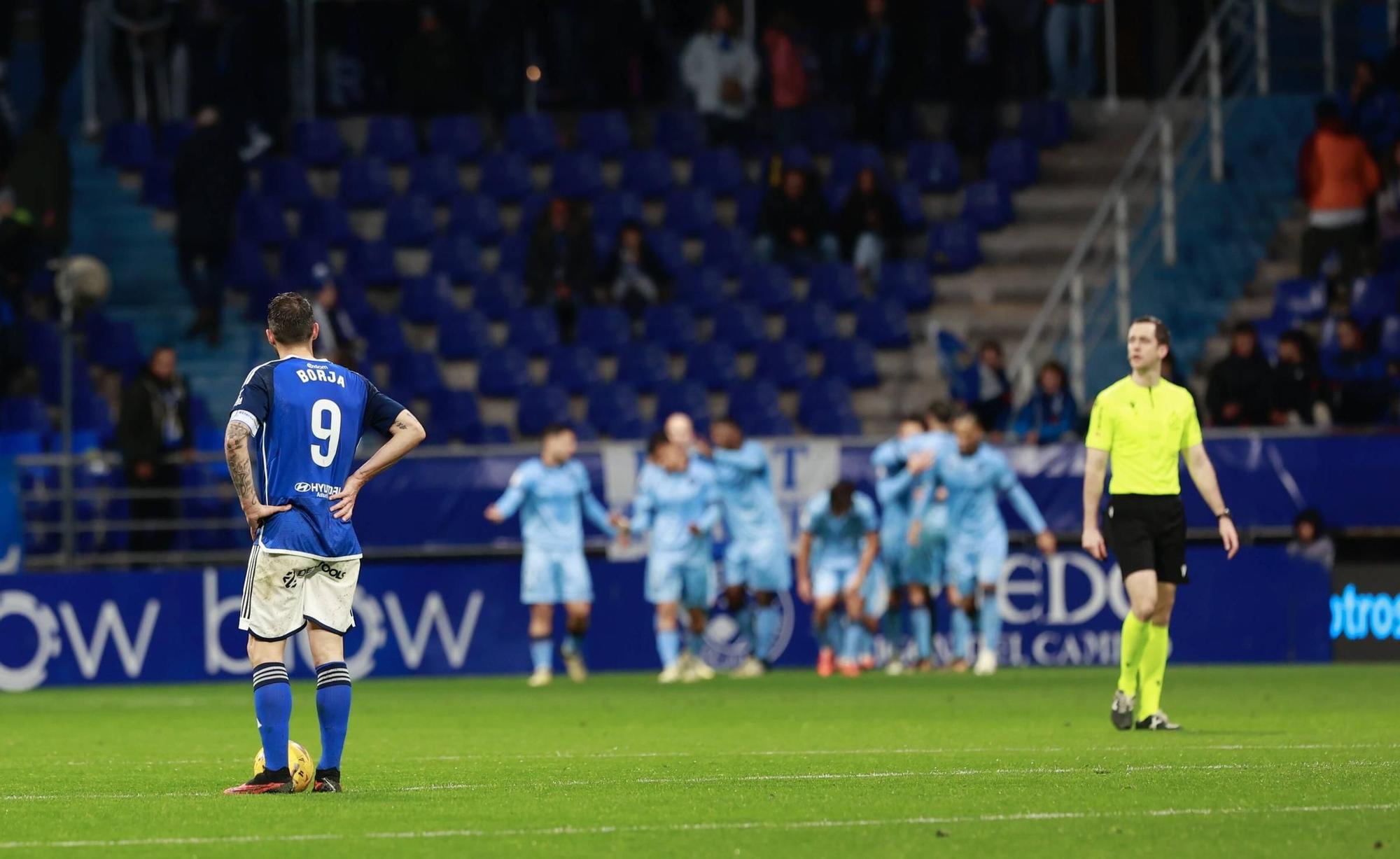 EN IMÁGENES: Ambiente y partido de un Real Oviedo-Levante pasado por agua