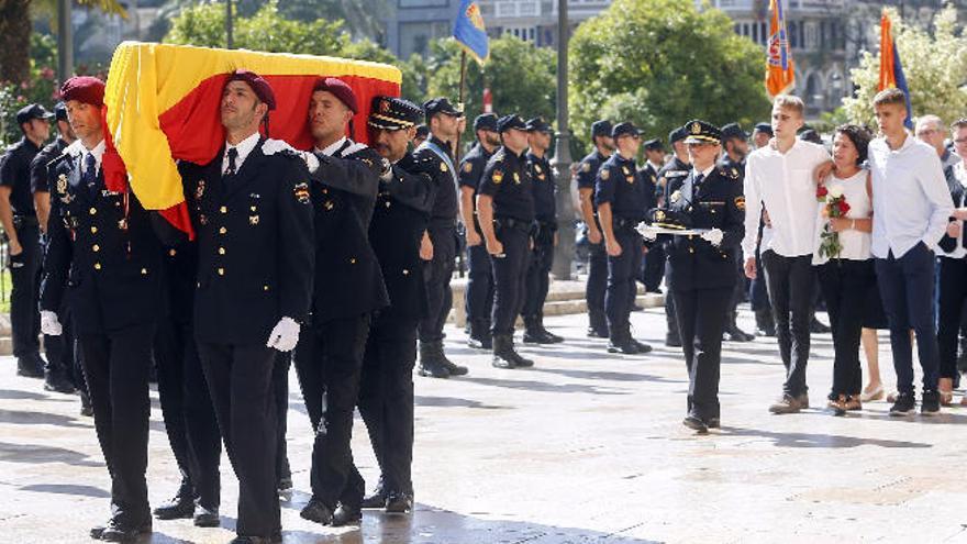 Último adiós al policía asesinado en Valencia