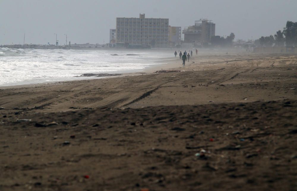 En las playas que hace apenas tres días acogían a numerosas personas tomando el sol e incluso bañándose, el temporal asociado a la borrasca las ha dejado desiertas.