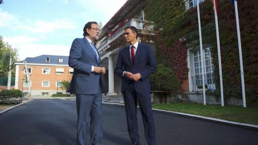 Rajoy y Sánchez, ayer, delante del palacio de la Moncloa.  // Efe