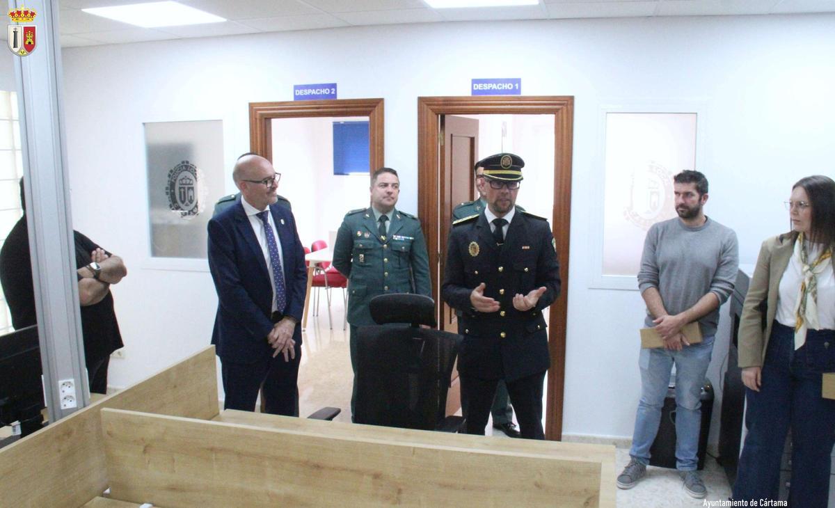 La nueva Jefatura de la Policía Local cuenta con área de atención al ciudadano, tres despachos, uno de ellos con sala de reunión, aseos, vestuarios, armero, almacén, office y área de archivo