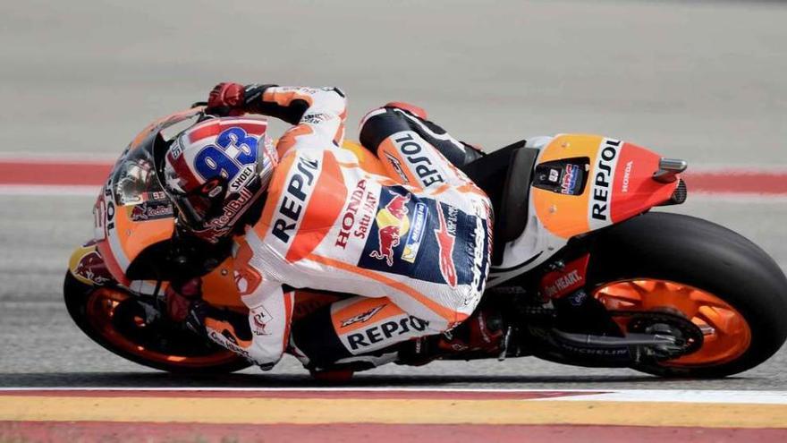 Márquez toma de forma espectacular una curva.