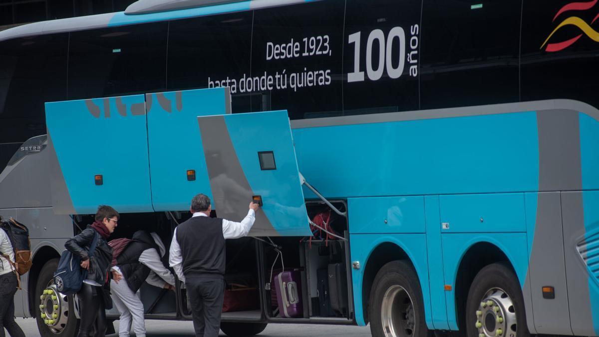 Pasajeros en la actual estación de buses de A Coruña.