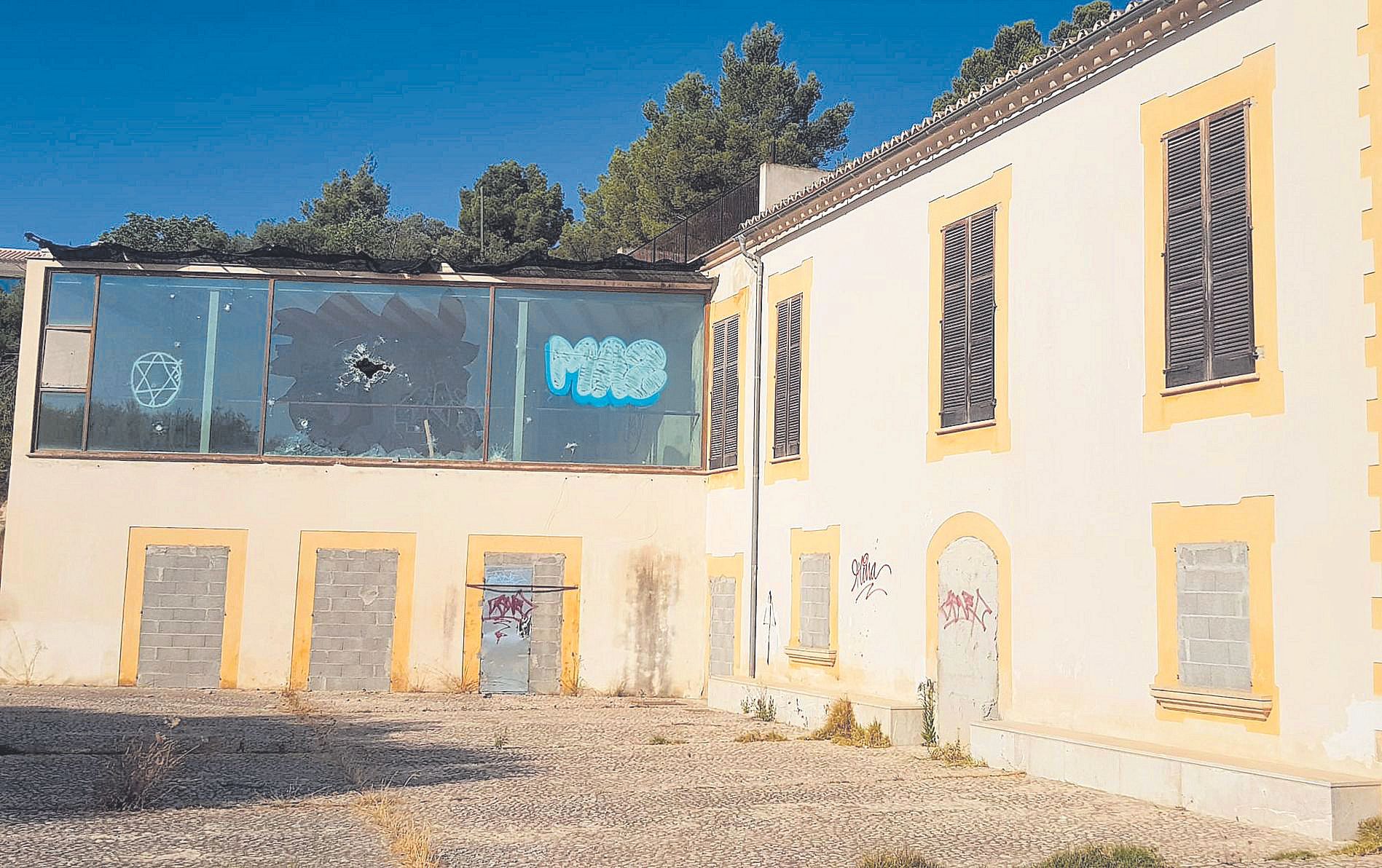 Los actos vandálicos han destrozado ventanas y vidrieras.