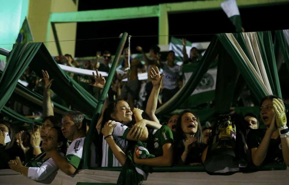 La afición del Chapecoense despide a sus héroes