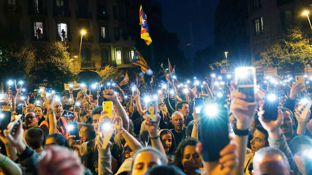 Manifestantes independentistas este domingo por el centro de Barcelona