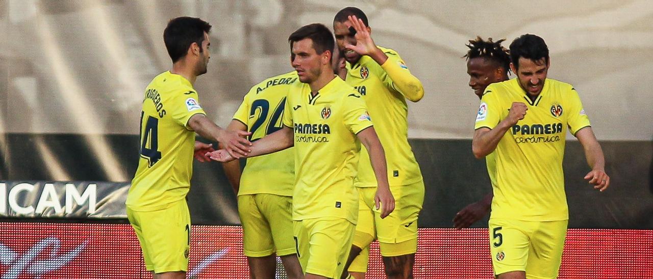 Los jugadores del Villarreal celebran uno de los cinco goles anotados este jueves ante el Rayo en Vallecas.
