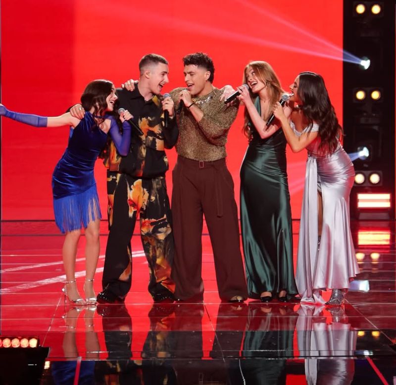 Los cinco finalistas cantaron la última grupal de la edición