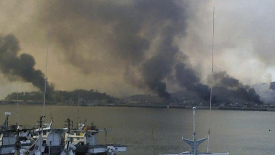 Columnas de humo en la isla surcoreana de Yeongpyeong tras el ataque de Corea del Norte.