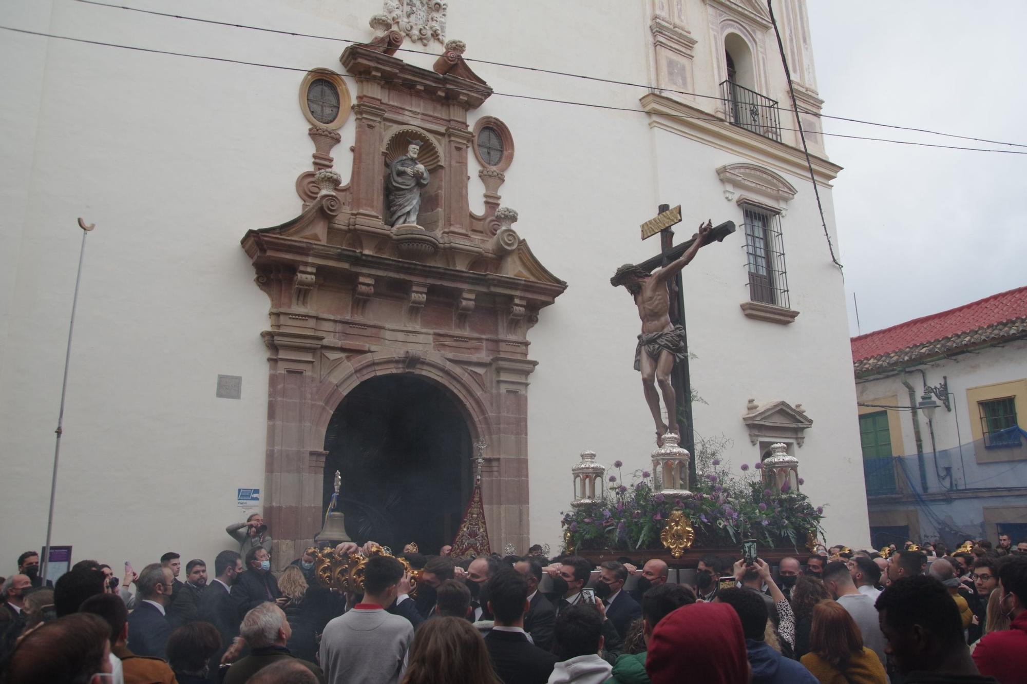 El Cristo de la Victoria, de la Santa Cruz, en su primera vez salida por las calles de Málaga, la XIII Estación