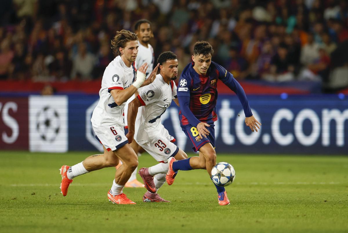 Pedri, se lleva el balón ante ZaÏre-Emery