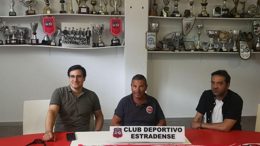 El presidente del Estradense, Toño Camba, ayer, junto a Alfonso Uzal y Manolo Diego. |  // A. B.