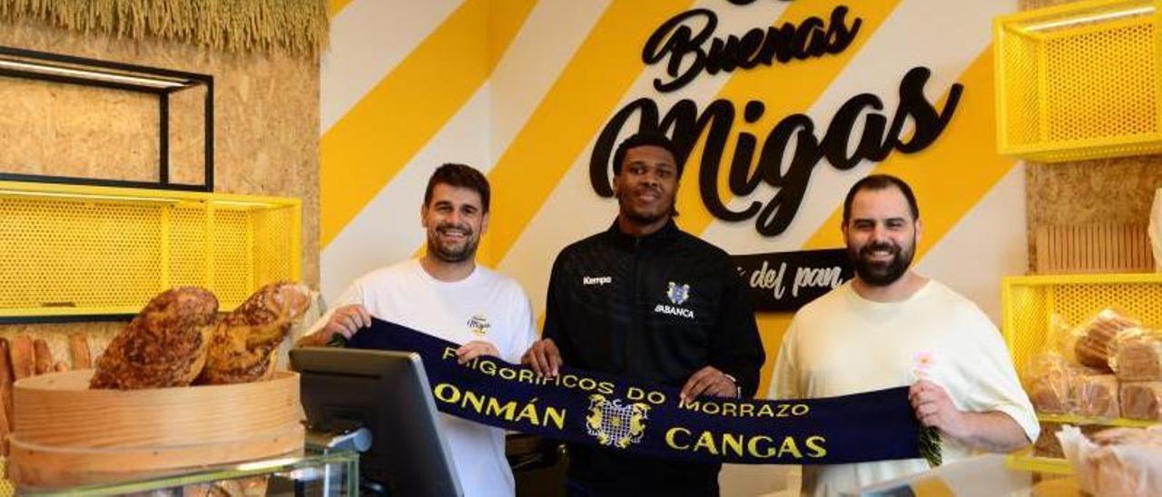 Elcio Carvalho, ayer, con representantes de la panadería Buenas Migas, patrocinador del Cangas. | G.N.