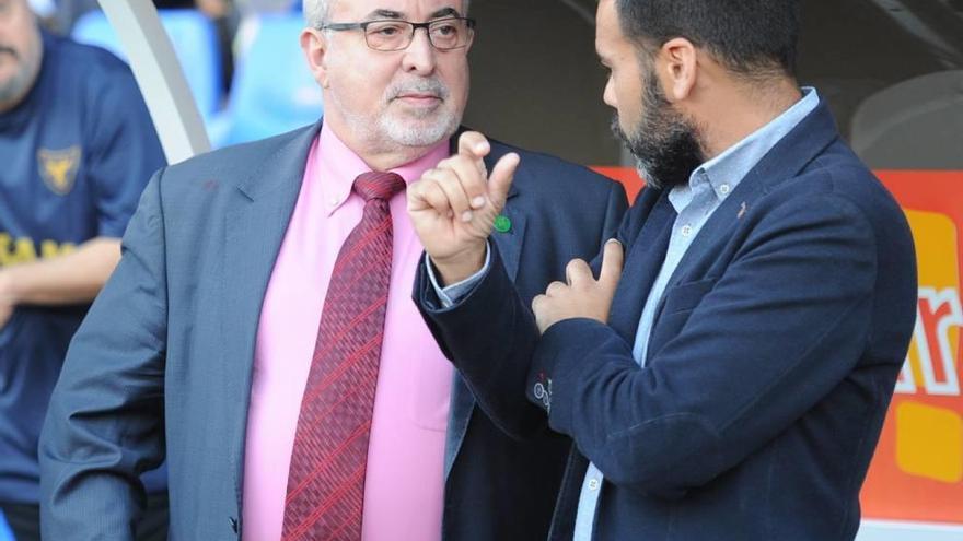 José Luis Mendoza habla con Alejandro Santos, gerente del club, antes de un partido en La Condomina.