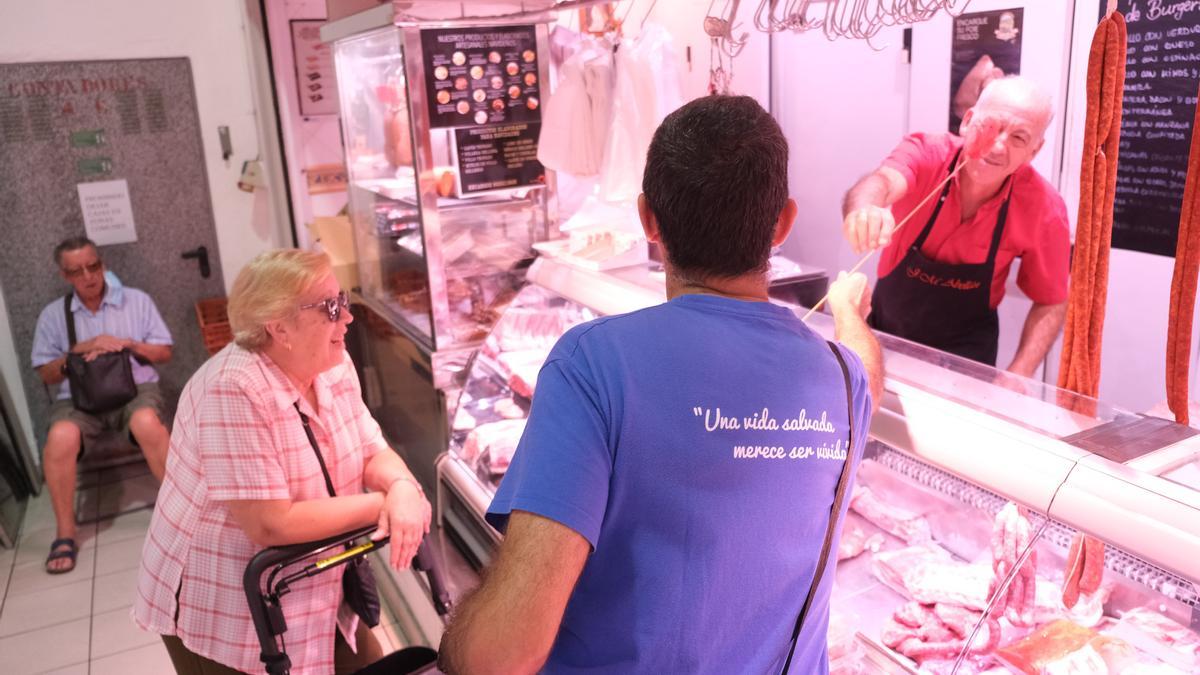 Miembros de la asociación Adacea visitaron los puestos del Mercado Central durante la jornada