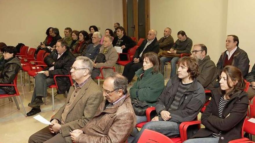 Público asistente a la mesa redonda celebrada anoche.