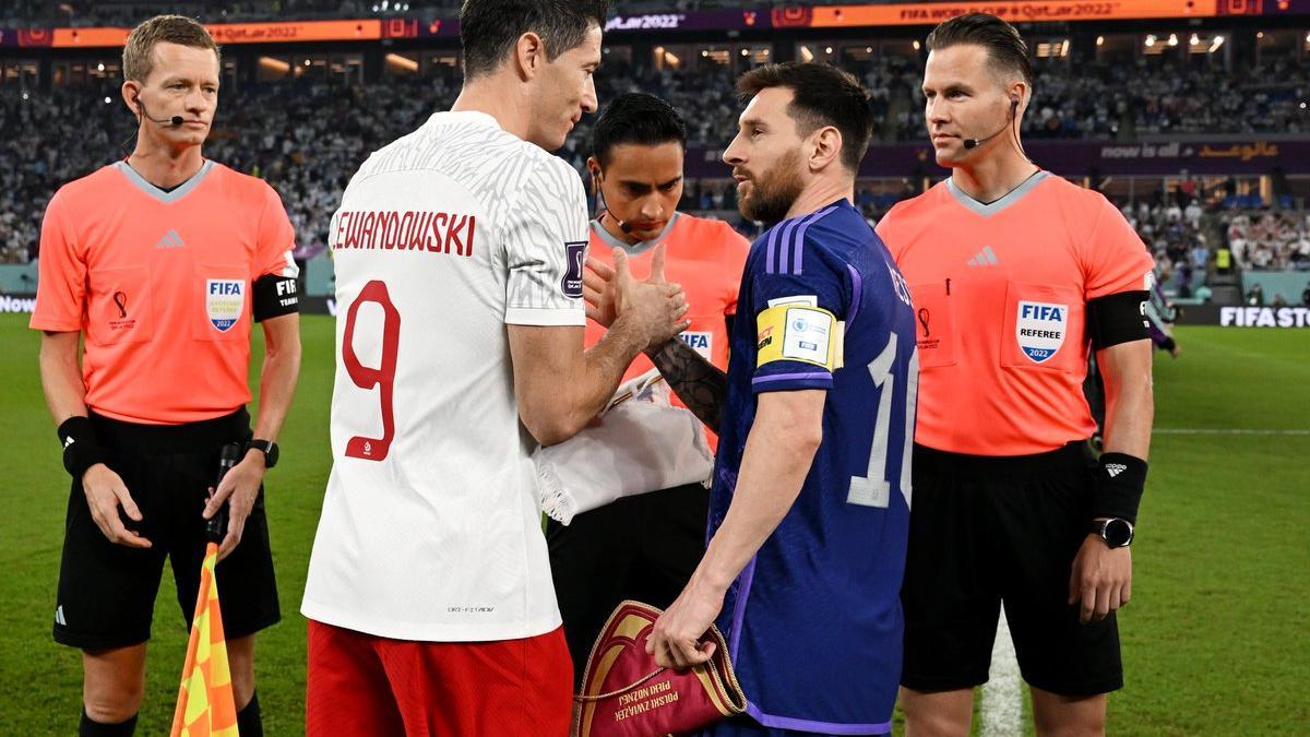 Lewandowski saluda a Messi antes del Polonia-Argentina en Doha.