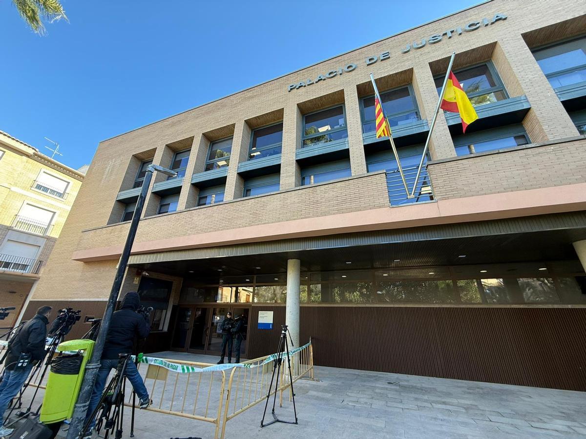 Entrada de los juzgados de Catarroja, este viernes.