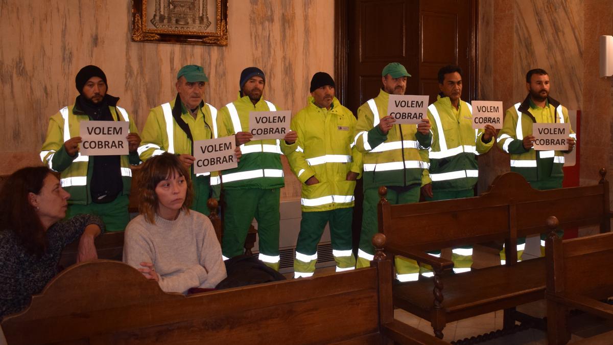 Treballadors de la neteja viària al ple de principis de desembre a Berga