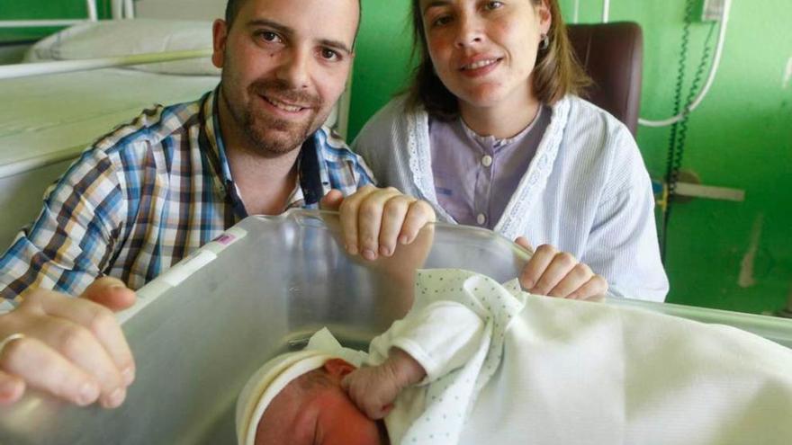 Hugo Barrero Alonso, el primer niño de 2016 en el Hospital de Cabueñes, con sus padres, Laura y Rubén.