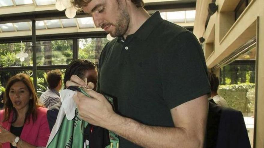 Pau Gasol, ayer, durante un acto promocional en Elche (Alicante). / morell / efe