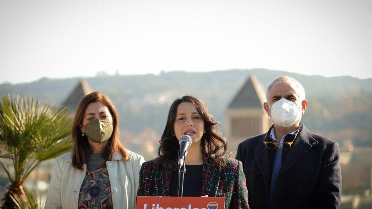 Inés Arrimadas, amb Carlos Carrizosa i Luz Guilarte, en roda de premsa a Barcelona el 18 de desembre del 2021