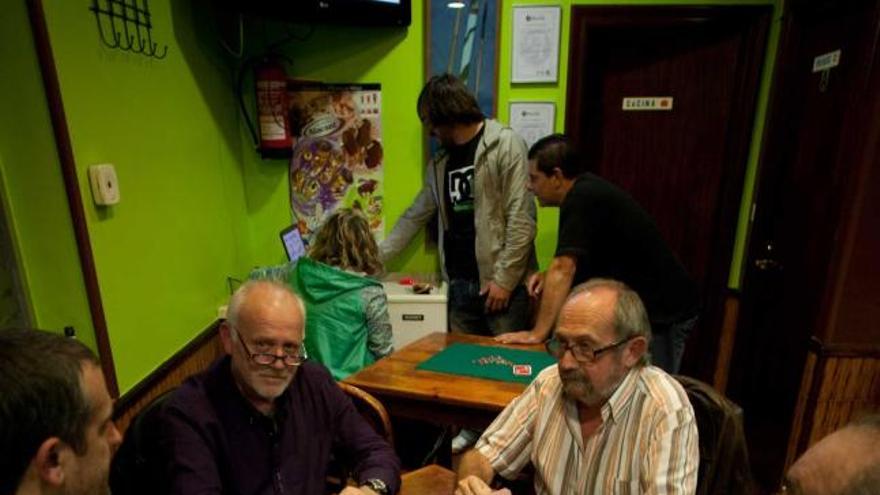 Ambiente musístico en la sede de la peña Xaréu Bar Nacional.