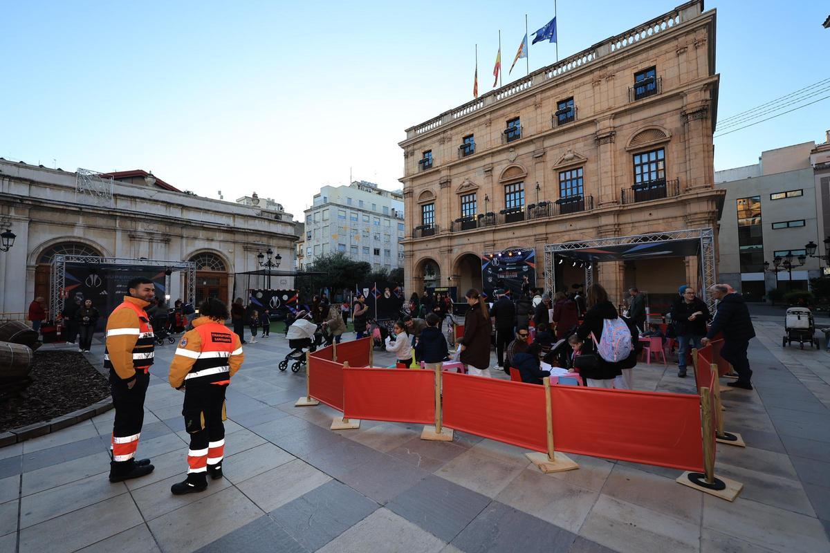 Galería | La final de la Supercopa ya se siente en la Fan Zone de la Plaza Mayor de Castelló