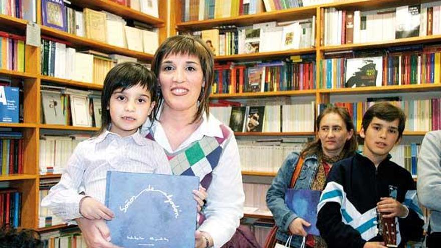 Amalia Pérez y un pequeño muestran &quot;Soños de algodón&quot;.