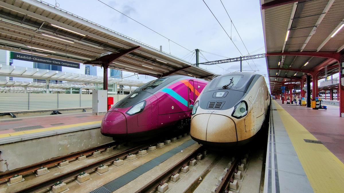 Trenes de Renfe AVE y Avlo en la estación de Madrid-Chamartín con origen destino a Vigo