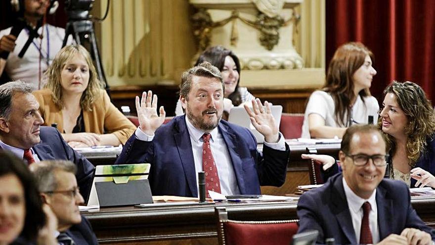 El hasta ayer diputado del PP Antoni Camps hace un expresivo gesto en un pleno del Parlament.