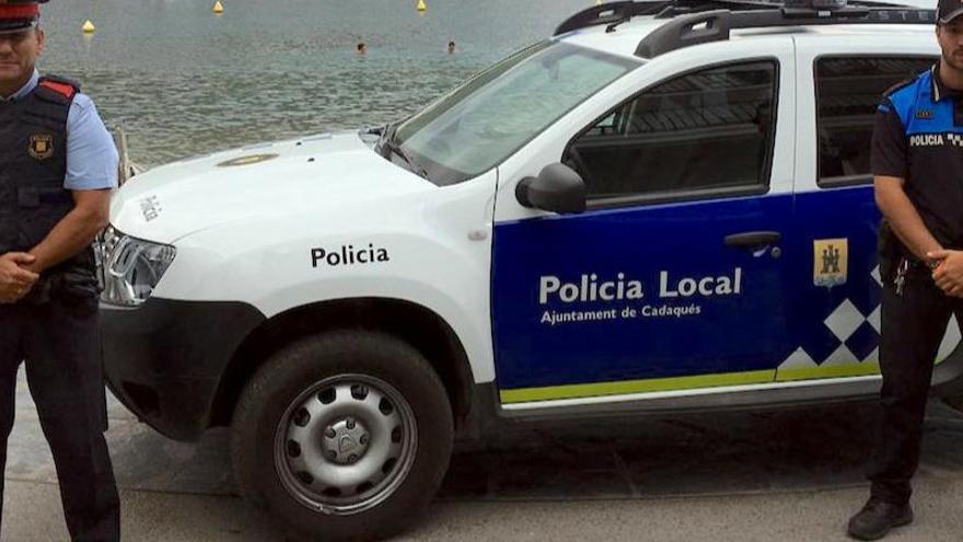 Blinden els accessos a Cadaqués per evitar l&#039;entrada de persones que hi tenen una segona residència