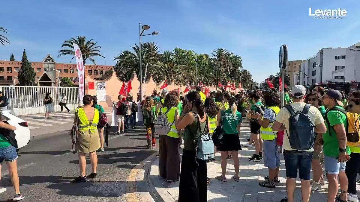 Protesta de monitores de comedores escolares frente a Conselleria
