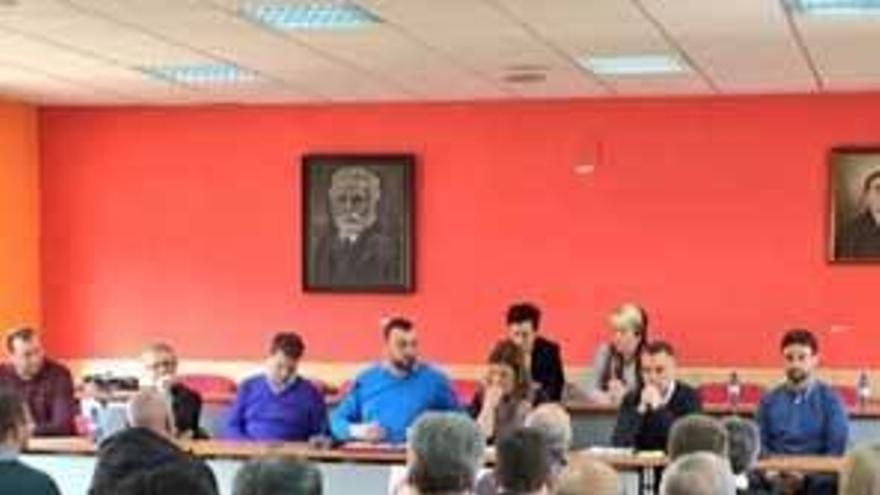 Reunión de los socialistas en la Casa del Pueblo de El Entrego.