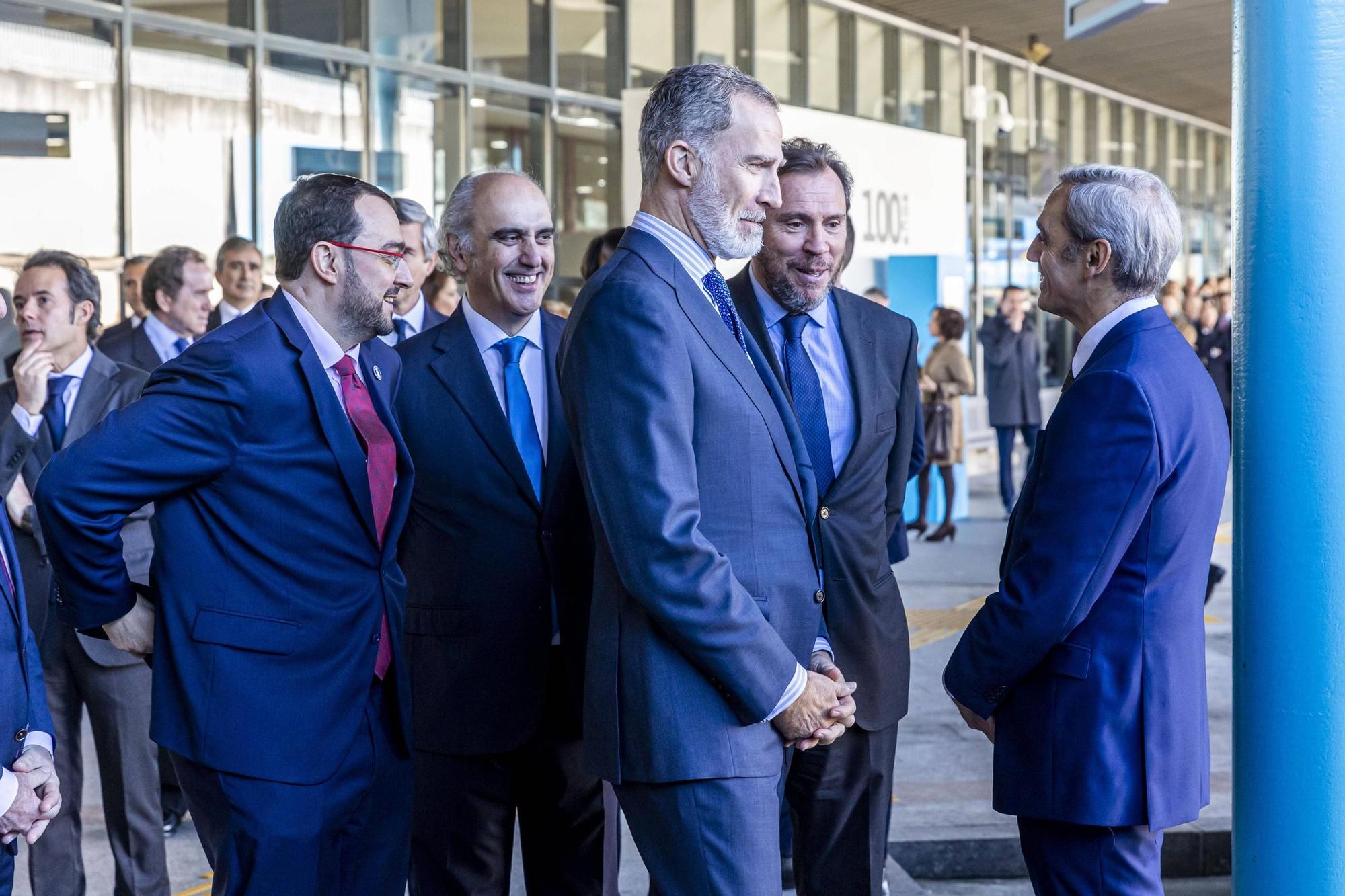 EN IMÁGENES: El Rey visita la estación de autobuses de Oviedo para conmemorar los 100 años de Alsa