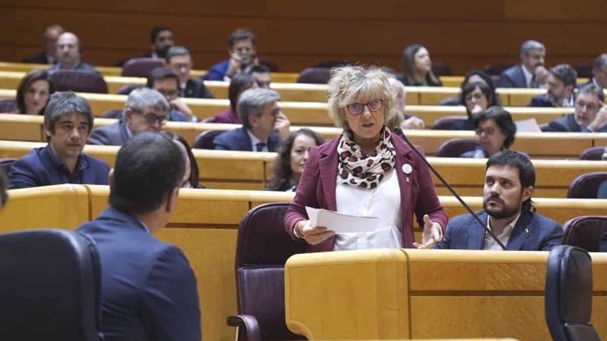 Mirella Cortés, portavoz de ERC en el Senado, se dirige al presidente del Gobierno, Pedro Sánchez, en una sesión de control.