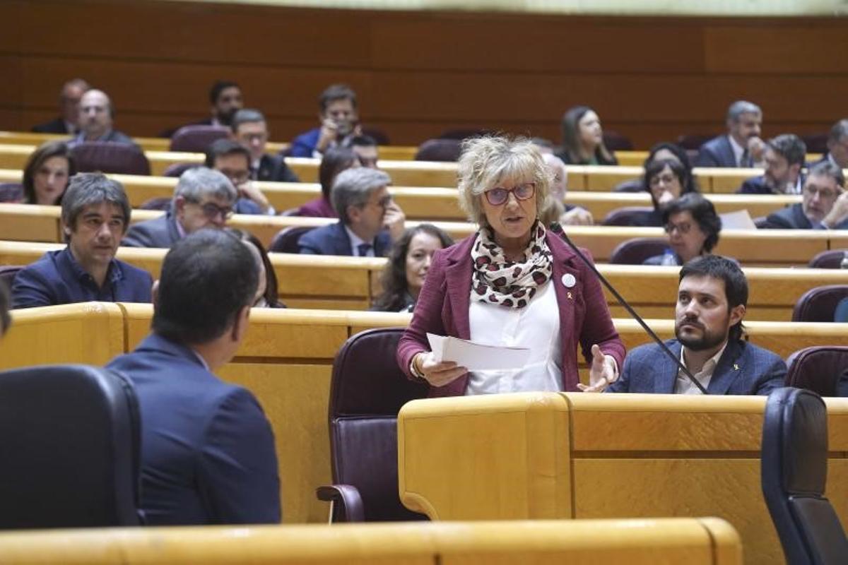 Mirella Cortés, portavoz de ERC en el Senado, se dirige al presidente del Gobierno, Pedro Sánchez, en una sesión de control.