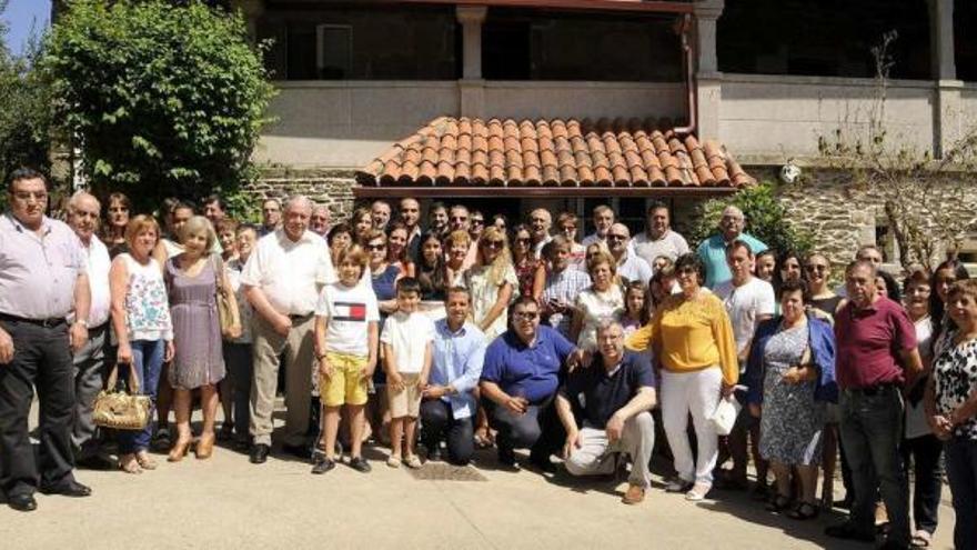 La familia Bodaño de Fondo do Alle en los exteriores del restaurante Fogar de Breogán de Santiso. // Bernabé/JavierLalín