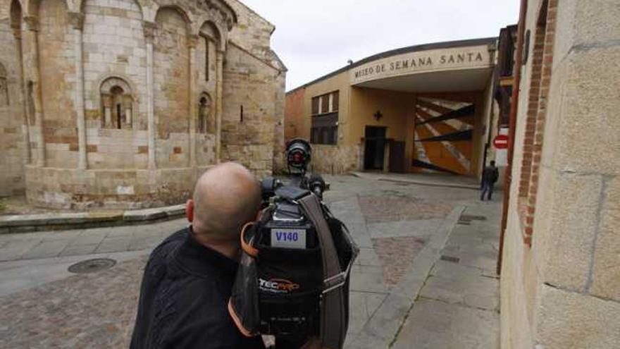 Un cámara toma imágenes del Museo y Santa María la Nueva para TVE.