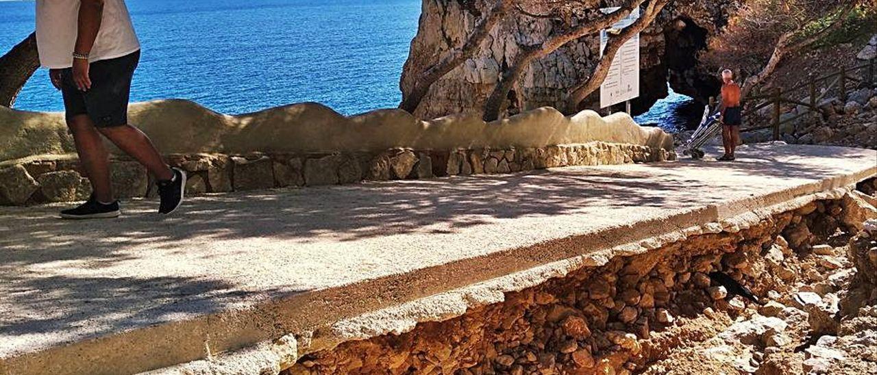 El acceso peatonal de hormigón, socavado por las lluvias.