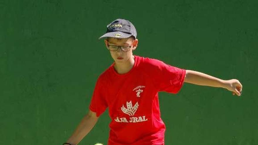 Un joven practica con la raqueta de pádel.